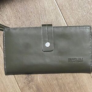 60. Kenneth Cole Reaction Leather Olive Color Wallet